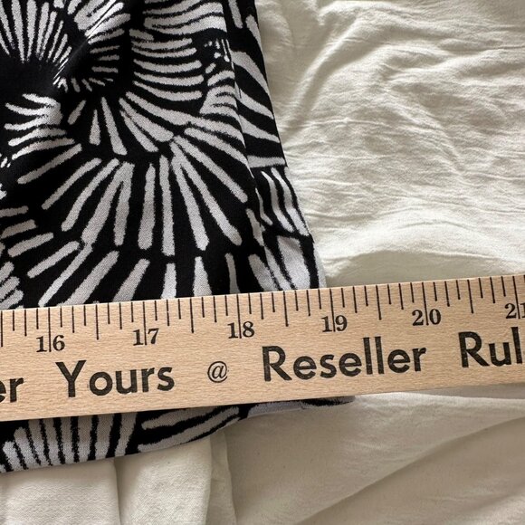 East 5th Black & White Sleeveless Top Abstract Pattern V Neck XL  Babydoll Boho - Picture 6 of 8